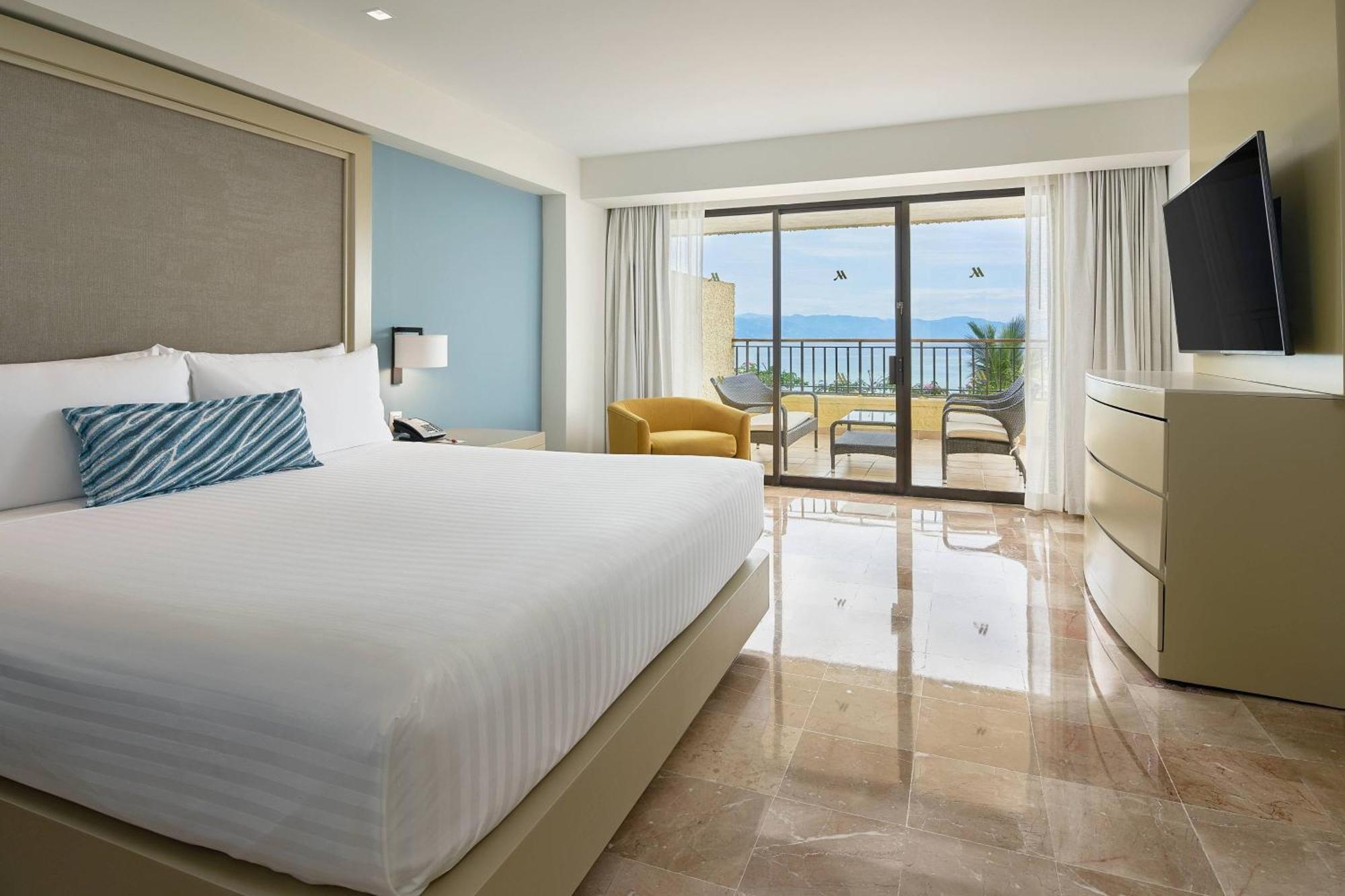 Ambassador Suite 1 Bedroom Larger Suite 1 King Oceanfront,1632999604:JPEG