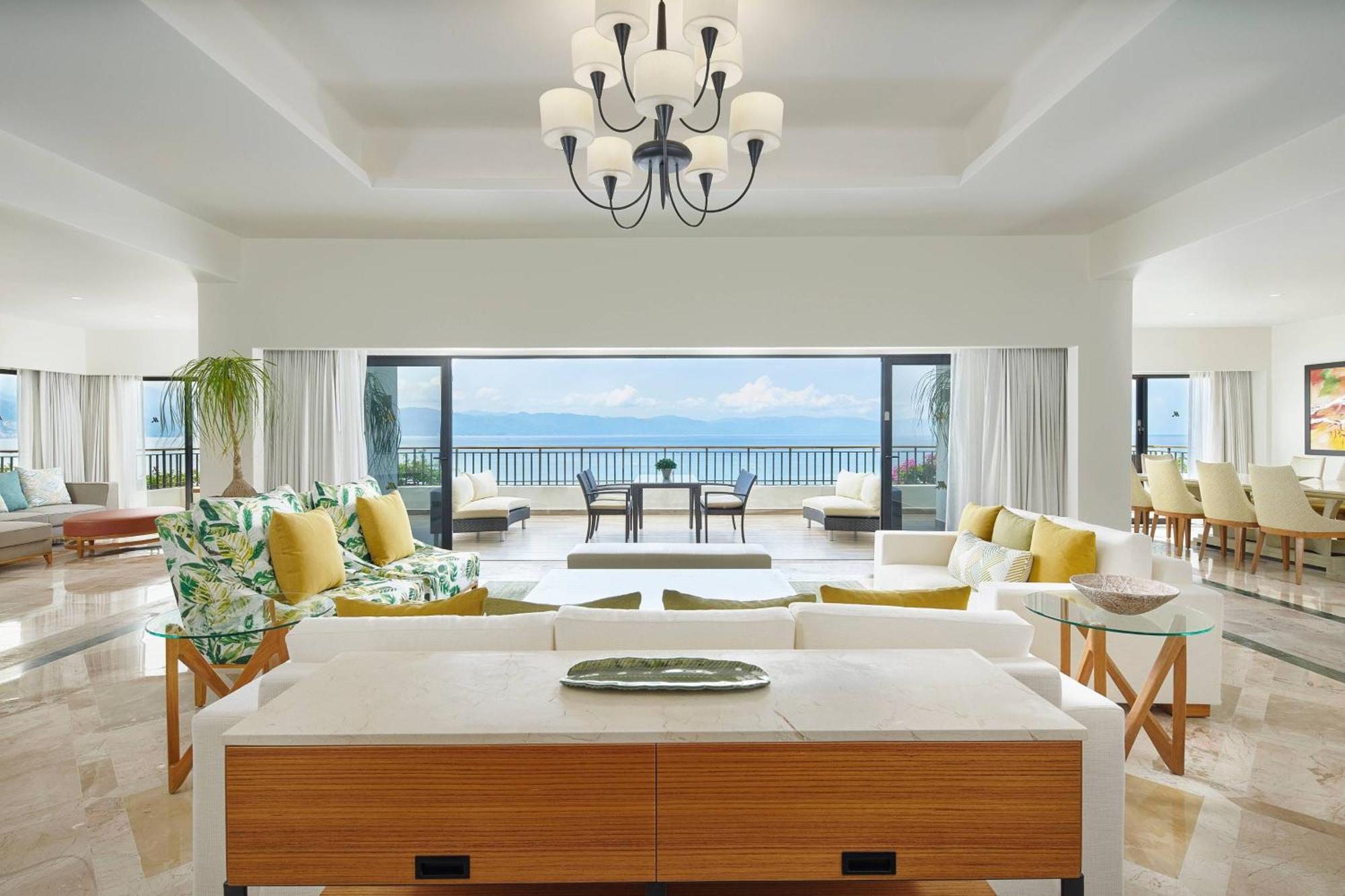 1 Bedroom Presidential Suite 1 King Oceanfront Terrace